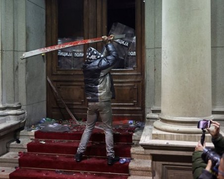 Протестиращи блокираха министерството за държавно управление в Белград