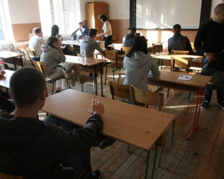 Защо българските ученици се провалиха на PISA? Как ще се отрази това на обществото след години