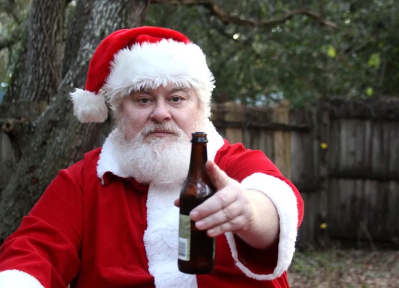 Пиян шофьор, облечен като Дядо Коледа, се вряза в къща в Германия