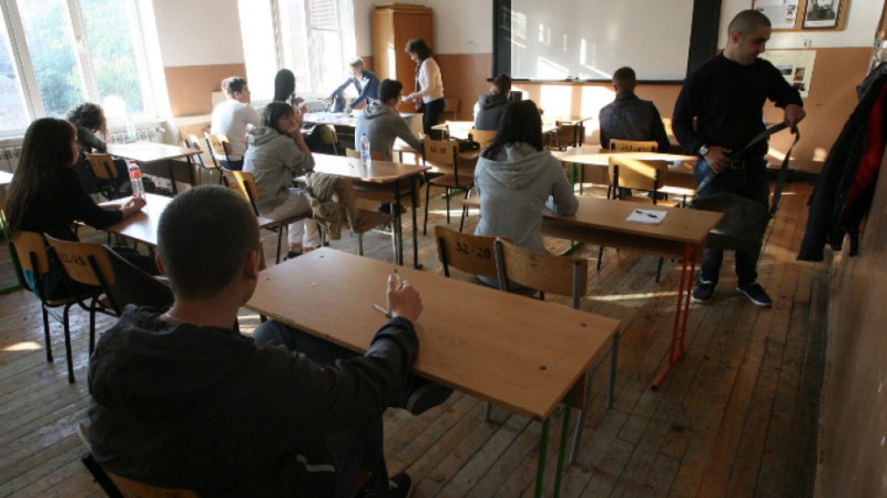 Защо българските ученици се провалиха на PISA? Как ще се отрази това на обществото след години