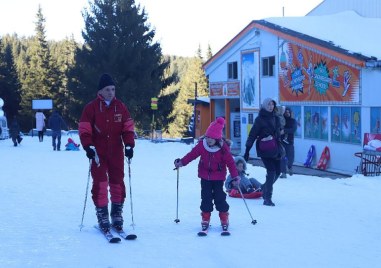 Ски сезонът на Витоша беше официално открит днес Стотици родители заедно