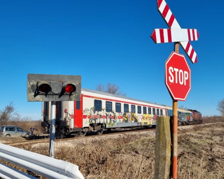 Катастрофа между кола и влак в Добричко, има пострадали