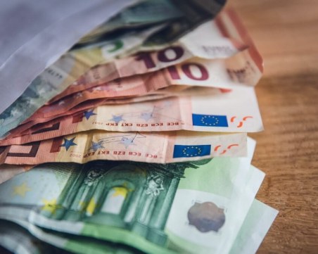 Растежът на заплатите в еврозоната през 2024 ще изпревари инфлацията за първи път от три години