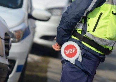 Шофьор нападна полицаи по време на проверка посред бял ден Случаят