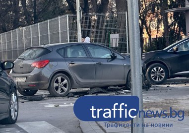Катастрофа затруднява движението на натоварено кръстовище в Пловдив Две коли