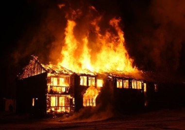 Седем души загинаха при пожар в къща за гости в