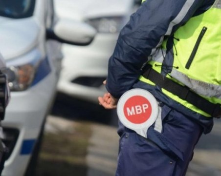 Агресивен шофьор без книжка нападна полицаи по време на проверка в Мизия