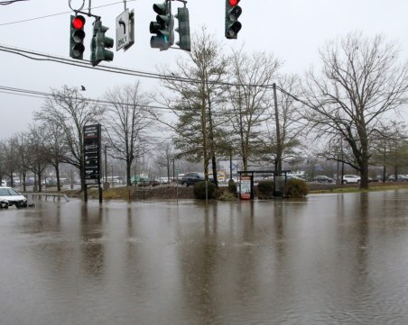 Мощна буря отне живота на девет души в Астралия
