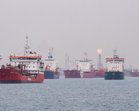 Петролът поевтинява, след като корабите отново пътуват през Червено море