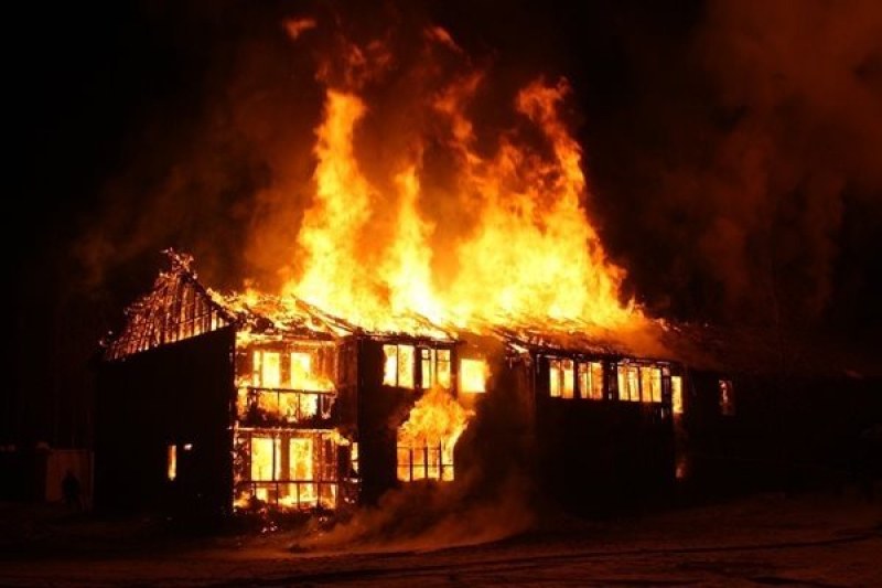 Седем души загинаха при пожар в къща за гости в