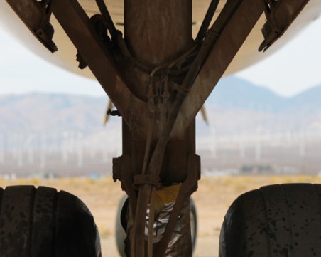 Човек е открит жив в отделението за колесника на алжирски самолет