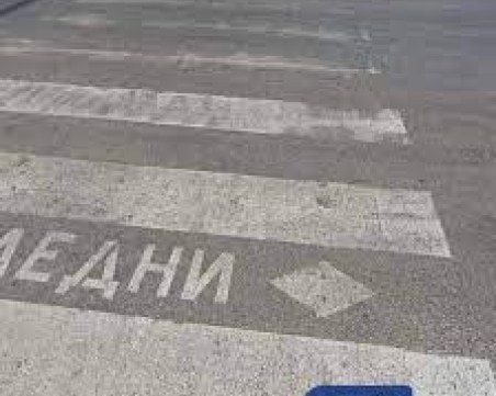 Кола блъсна пешеходка в Пловдив, жената е в болница   