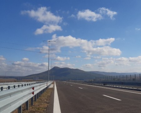 Спират тировете в участък на АМ 