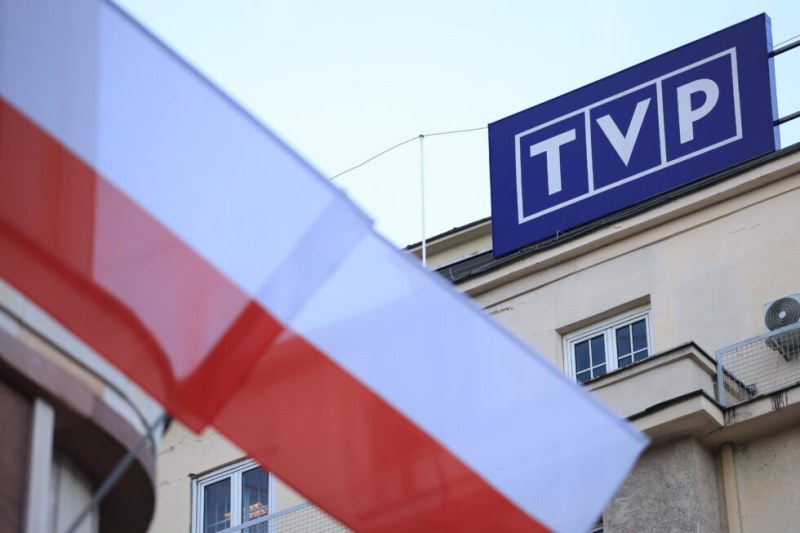 Напрежение в Полша след обявеното закриване на обществените медии