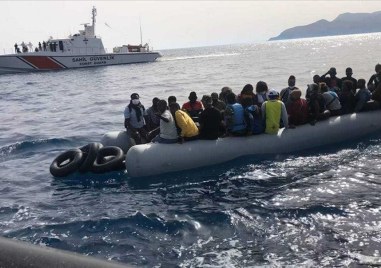 Над 60 души бяха открити и спасени от гръцката брегова