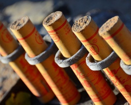 Деца поставят пиратки на гумите на коли