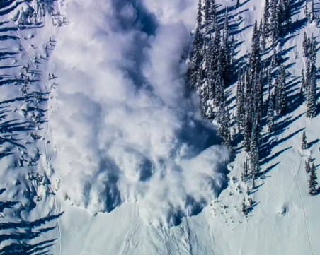 Двама загинаха, след като бяха затрупани от лавина във френските Алпи
