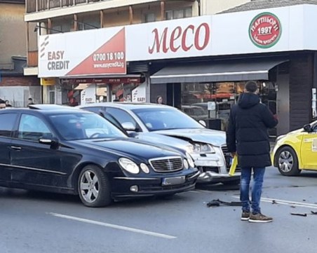 Две коли са блъснаха на булевард в София