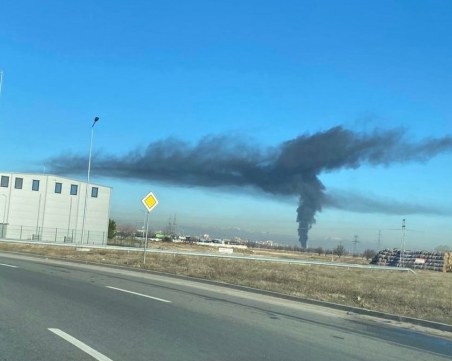 Гъст черен дим стресна пловдивчани, оказаха се запалени маркучи