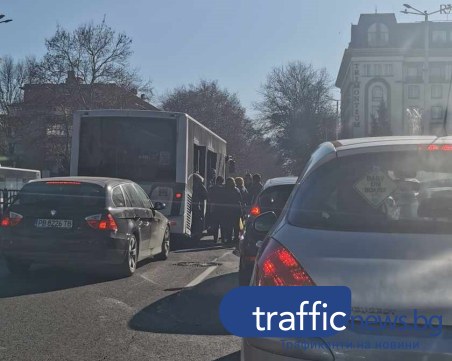 На пъпа на Пловдив: Рейс ползва най-лявата лента за спирка, пътници слаломират между колите