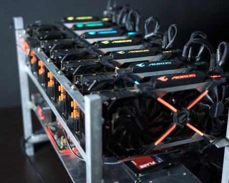 Намериха 3 машини за криптовалута в общински помещения в Дупница