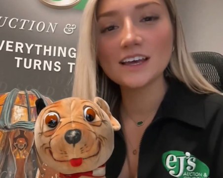 Продават плюшено куче на аукцион за над 45 000 долара