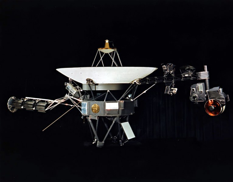 На този ден: Стивън Синот открива Пък – спътник на Уран, чрез снимки от Вояджър 2