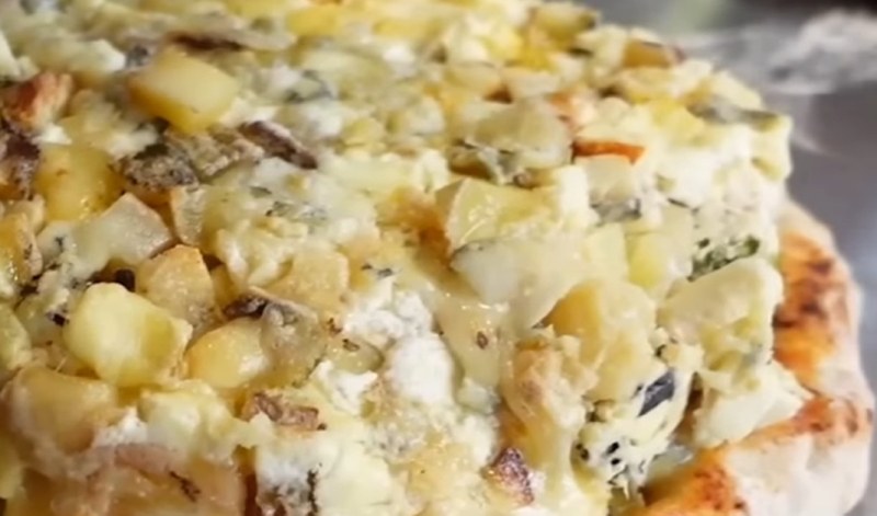 Двама френски готвачи направиха пица с 1001 вида сирена. Прочетете ощеГлавните