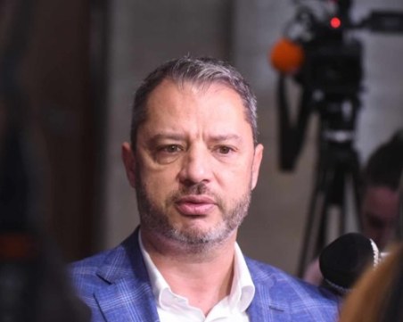 Делян Добрев: Да приемем бежанци срещу въздушен Шенген е национално предателство