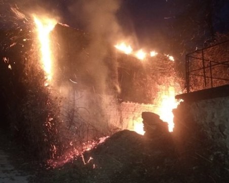 Деца запалиха пожар с пиратки в Перущица
