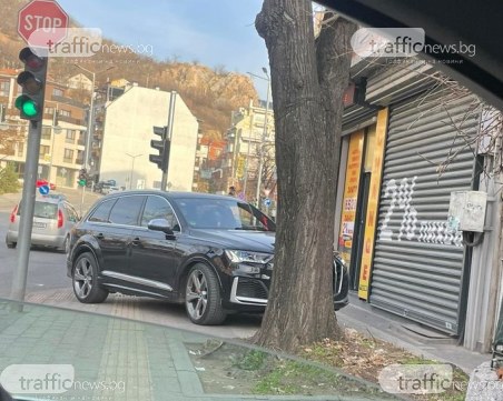 Наглец паркира колата си до натоварено кръстовище в Пловдив - блокира видимостта и нормалното придвижване