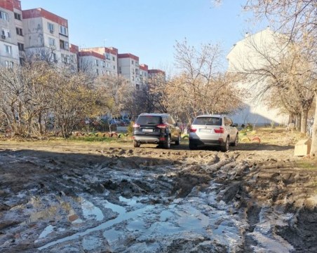 Поредното кално петно в Пловдив възмути шофьори: От години е като картофена нива от паркиралите автомобили