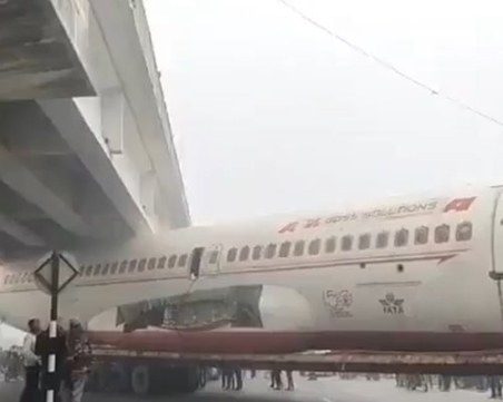 Самолет се заклещи под мост в Индия