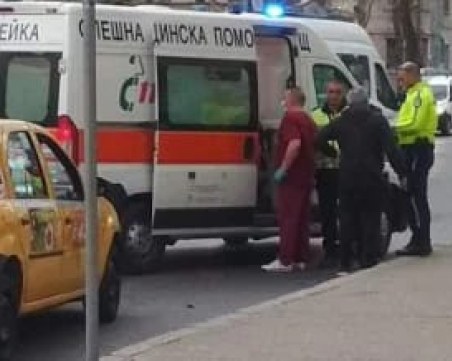 Таксиметров шофьор блъсна двама пешеходци в София, откараха ги с линейка