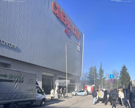 Заради запален контейнер: Евакуираха мола в Смирненски