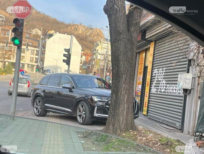 Наглец паркира колата си до натоварено кръстовище в Пловдив - блокира видимостта и нормалното придвижване