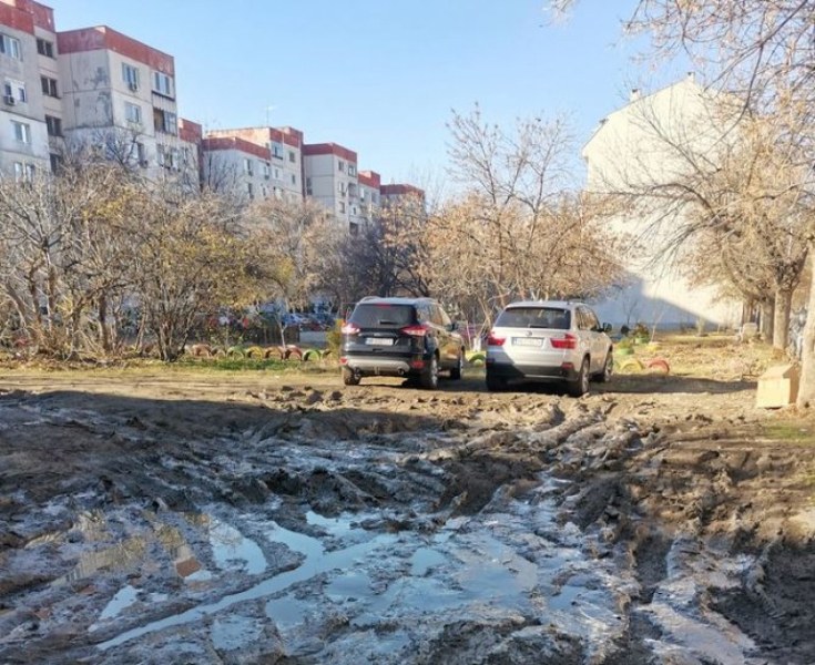 Поредното кално петно в Пловдив възмути шофьори: От години е като картофена нива от паркиралите автомобили