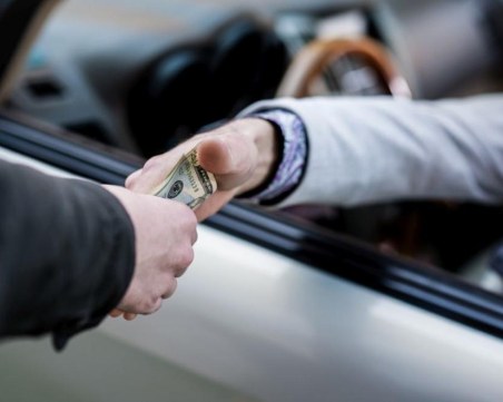 Абсурд! Нарушител, опитал да подкупи полицаи, си поиска парите обратно