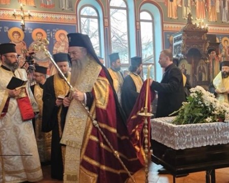 Стотици изпратиха отец Боян Саръев