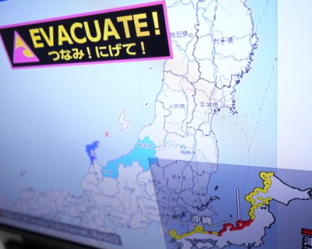 Близо 100 000 души са евакуирани в Япония след мощното земетресение