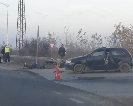 Лек автомобил и мотор се удариха на разклона за Рогош