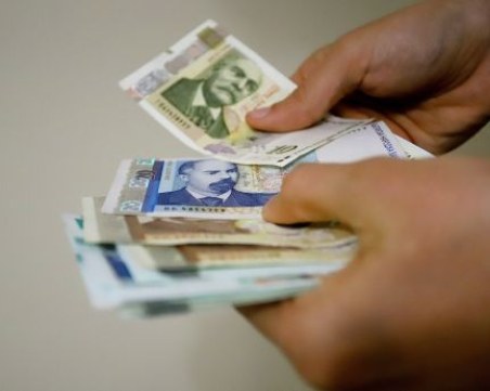 От днес минималната заплата става 933 лв., вдига се и линията на бедност