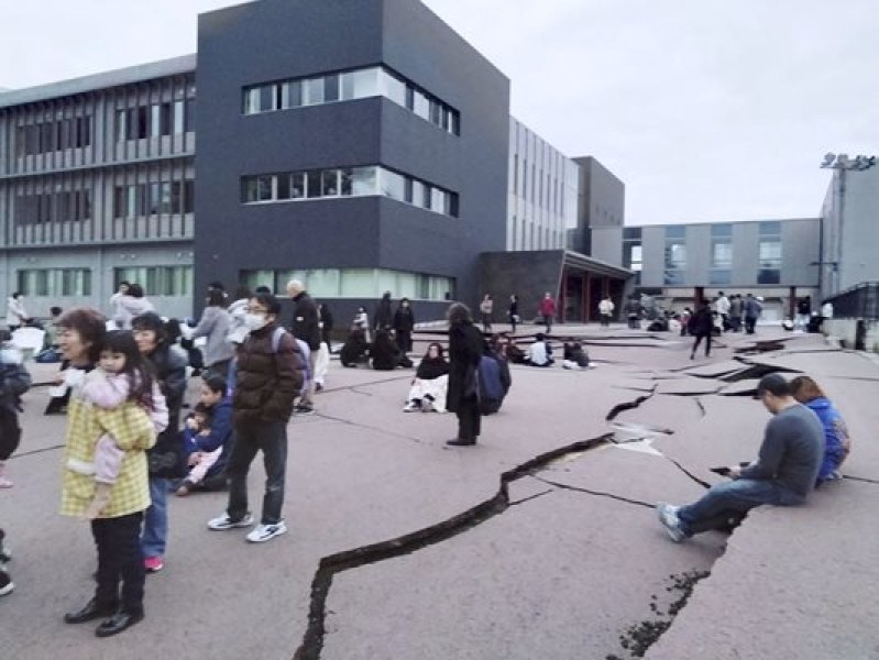 Първите вълни цунами, причинени от мощните трусове в Централна Япония,