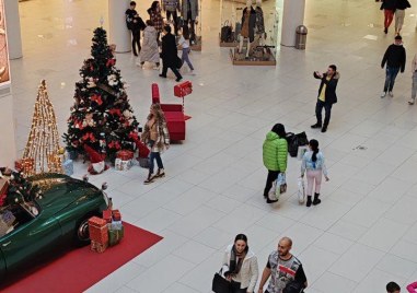 Коледните и новогодишните празници приключиха но не и пазаруването Намаленията