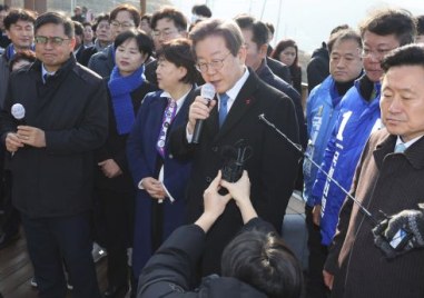 Лидерът на опозицията в Южна Корея е бил намушкан във