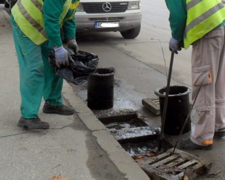 Чистят шахтите по график, вижте къде да не паркирате в следващите дни