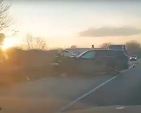 Двама са в болница след катастрофата край Садово