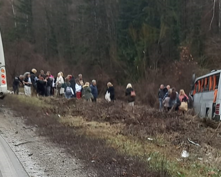 Катастрофа между автобус с туристи и камион затвори пътя Русе-Бяла