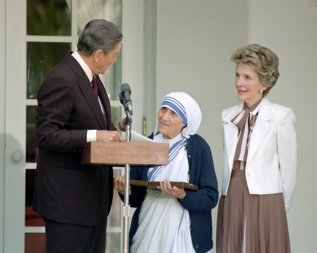 На този ден: Майка Тереза, основала по-късно ордена Мисионери на милосърдието, пристига в Индия