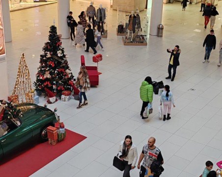 Намаления изкушават пловдивчани! Празниците свършиха, но голямото пазаруване продължава